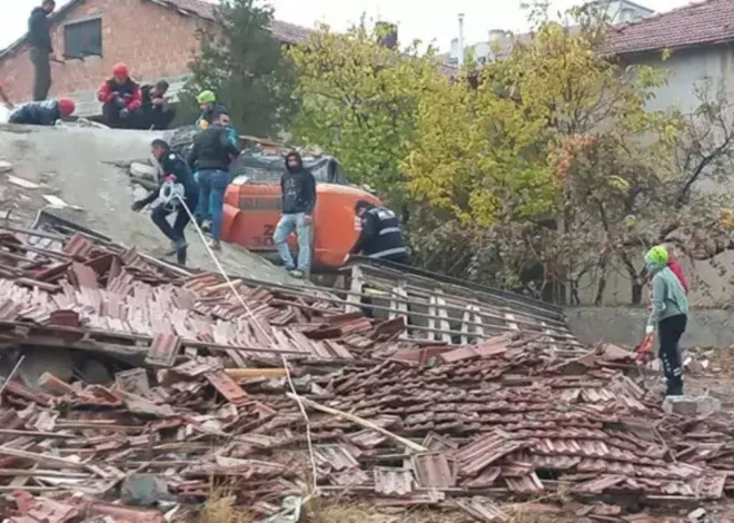 Malatya’da  ağır hasarlı bina çöktü, iş makinesi operatörü enkaz altında kaldı